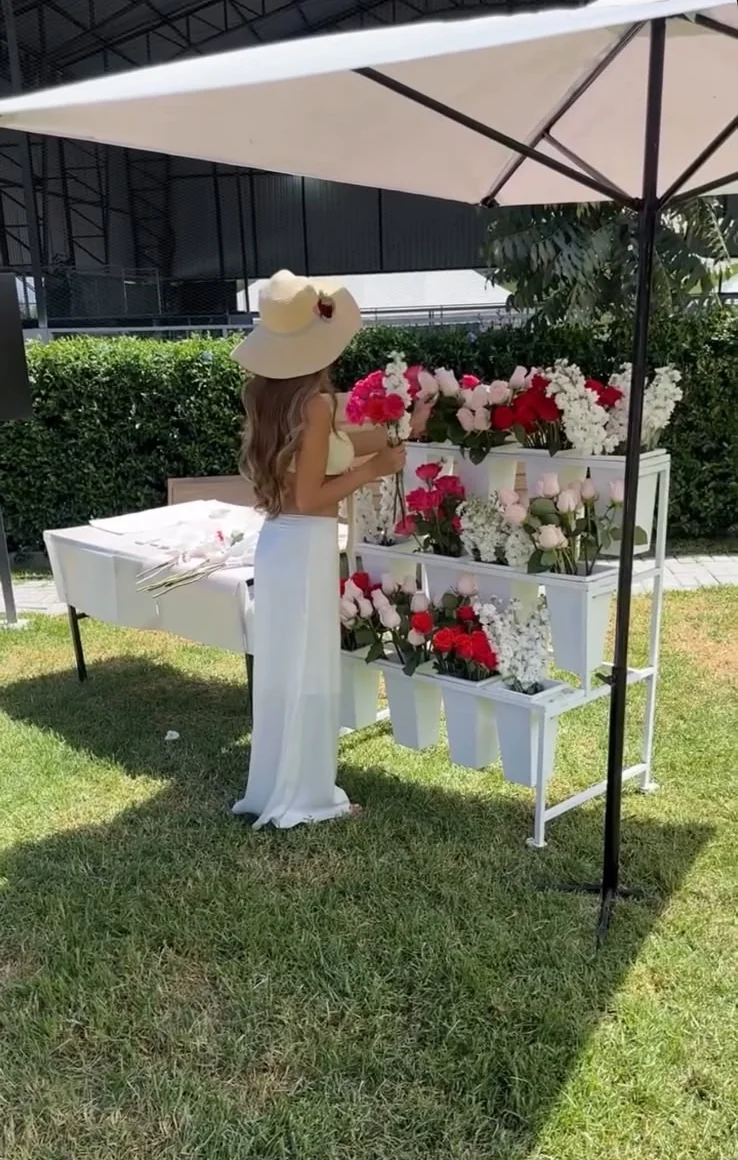 Invitada elige flores en la barra