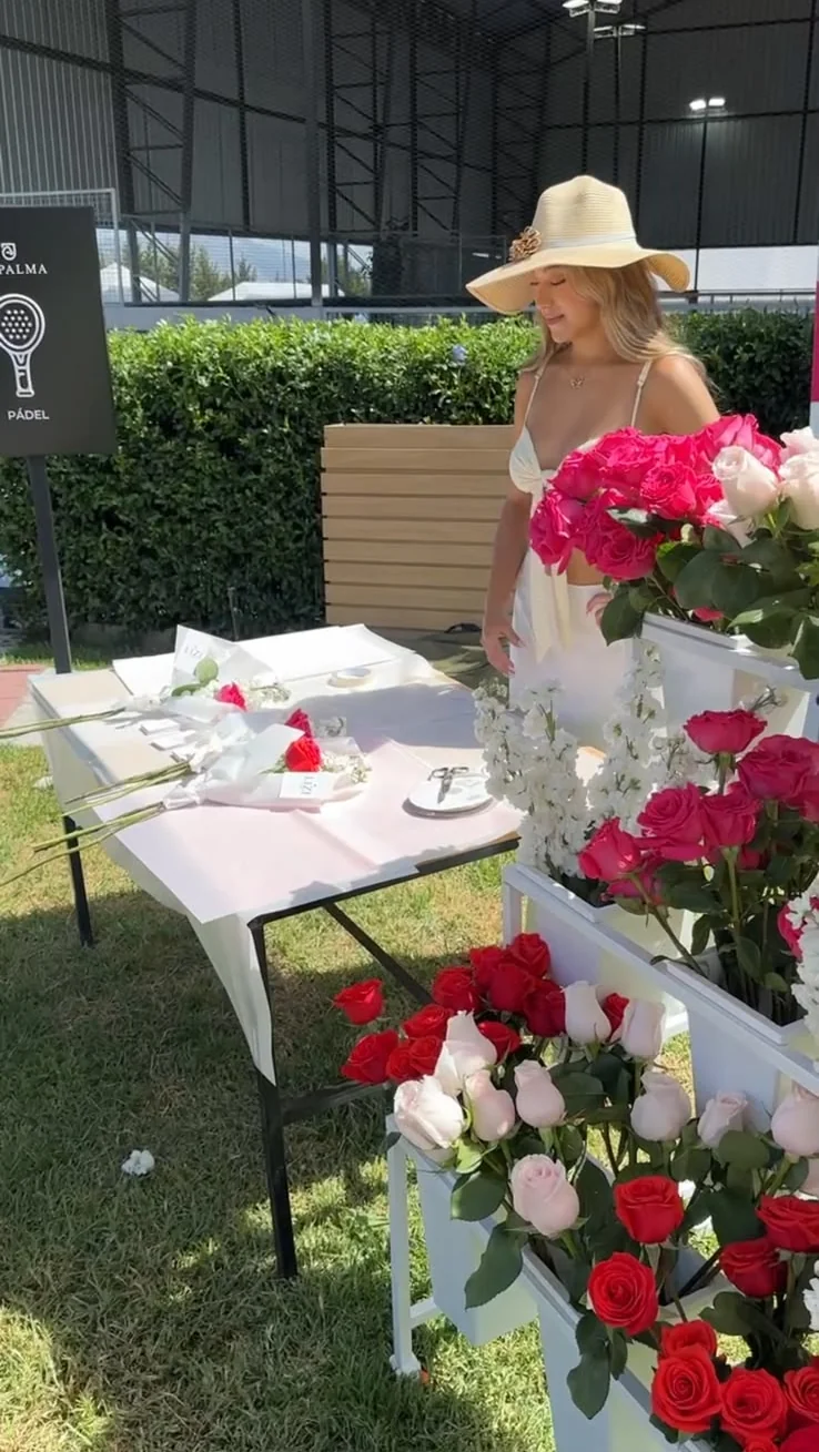 Invitada prepara un bouquet junto a la estación de flores