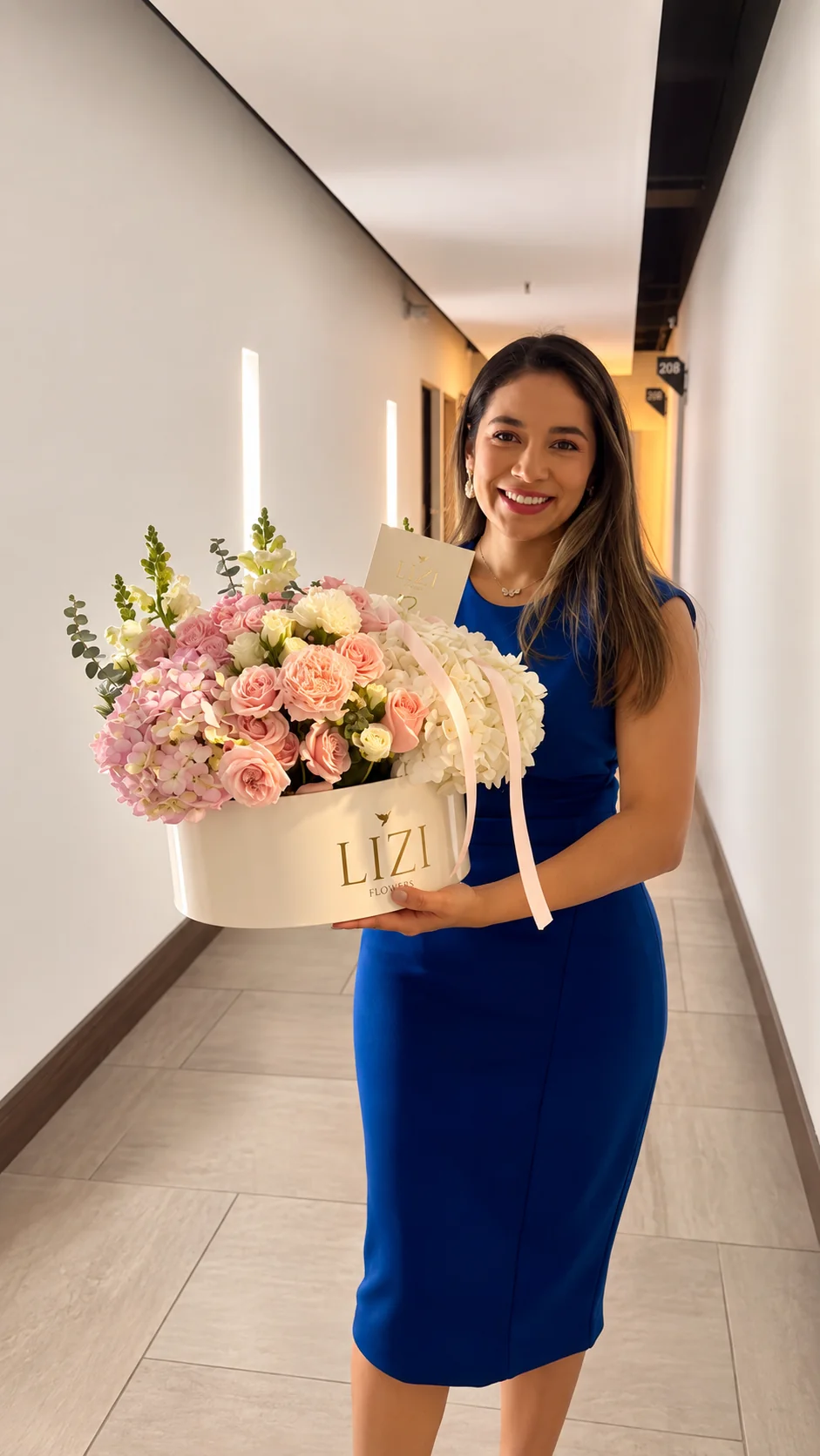 Clienta con un box de flores blancas y rosadas
