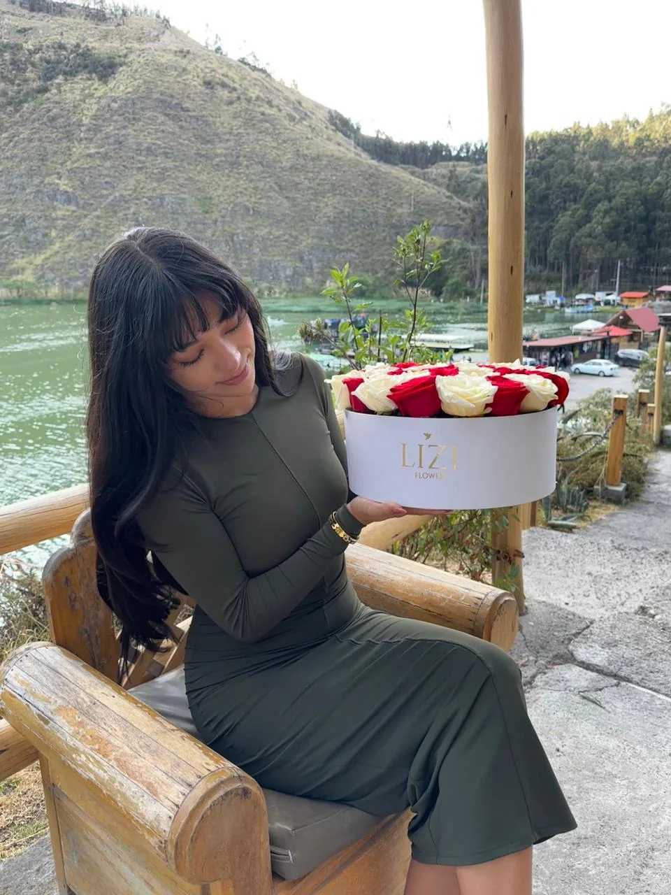 Clienta con un box de rosas junto al lago